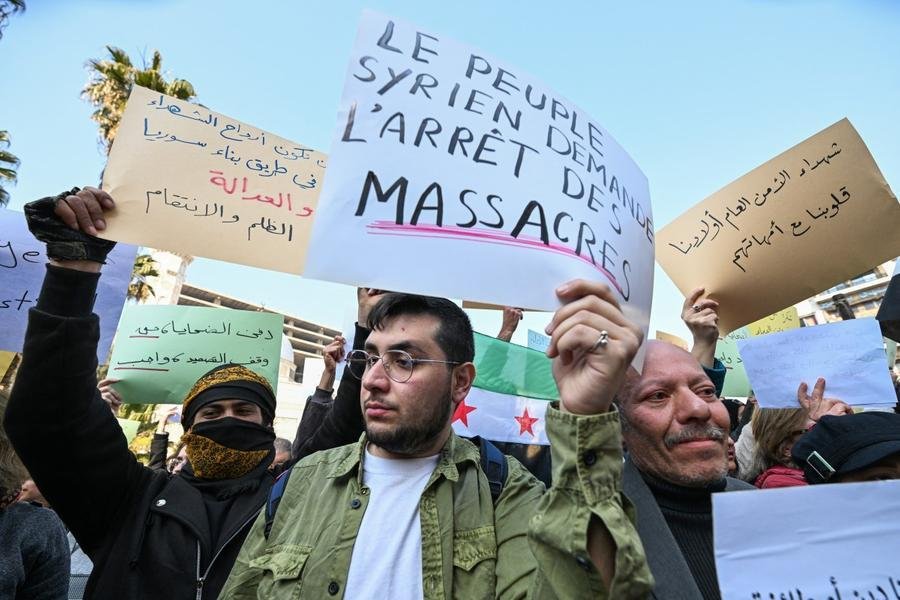 Pessoas protestam contra mortes na S&iacute;ria