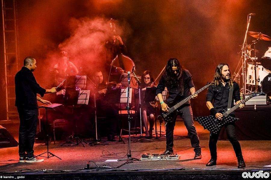 O espet&aacute;culo musical e visual &ldquo;Metallica Symphonic Tribute&rdquo; chega a Porto Alegre nesta sexta, 14. A apresenta&ccedil;&atilde;o ocorre &agrave;s 20h, no Sal&atilde;o de Atos da PUCRS