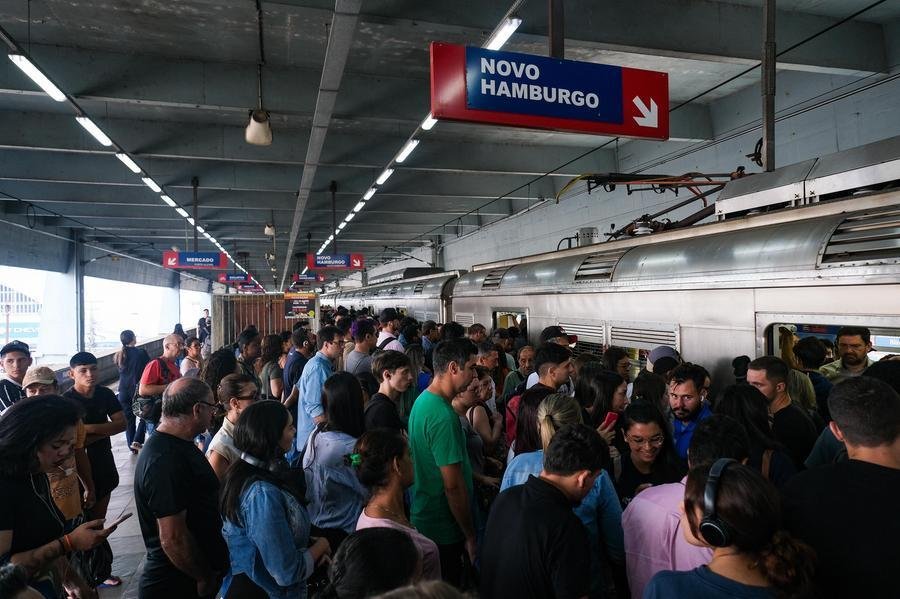 Atraso nas composi&ccedil;&otilde;es da Trensurb gerou grande movimenta&ccedil;&atilde;o na esta&ccedil;&atilde;o Farrapos, em Porto Alegre