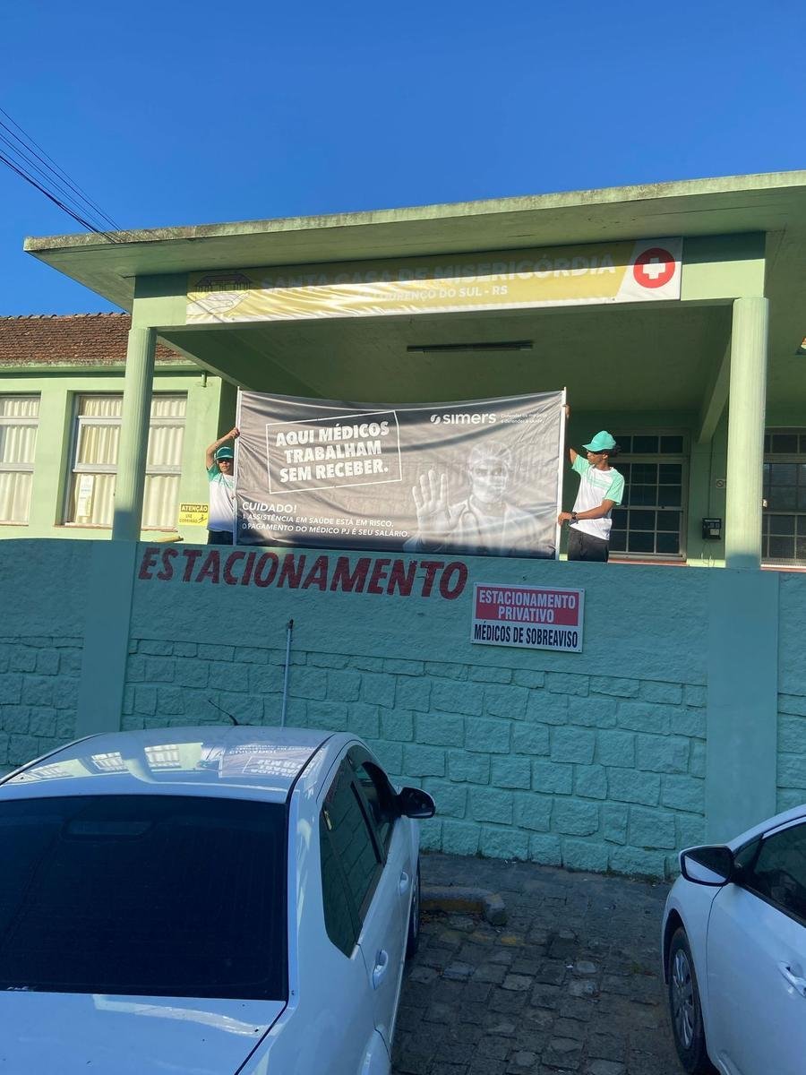 Uma faixa na entrada do hospital informa os pacientes sobre a situa&ccedil;&atilde;o