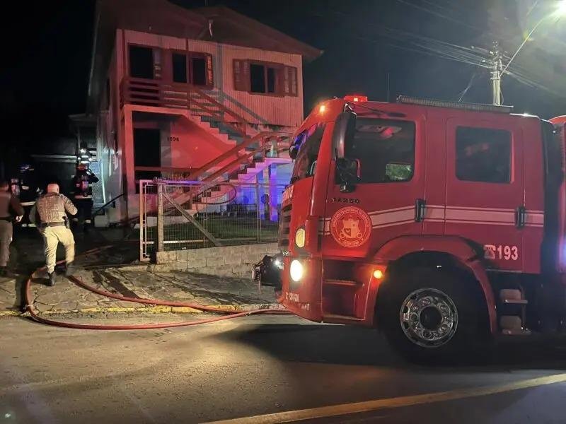 Bombeiros Volunt&aacute;rios controlaram chamas na casa de v&iacute;tima de execu&ccedil;&atilde;o em Garibaldi