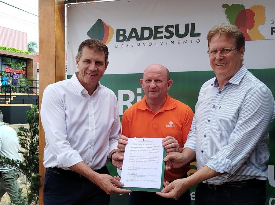 Da esquerda para a direita, o secret&aacute;rio de desenvolvimento Ernani Polo, o presidente da Cresol Central, Braulio Zatti, e o vice-presidente do Badesul, Flavio Luiz Lammel.