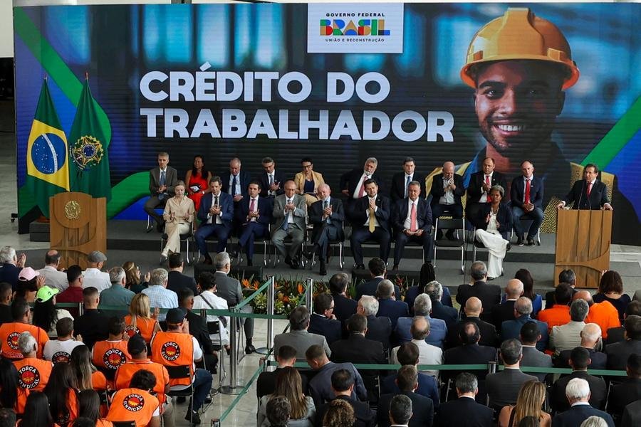 Febraban prev&ecirc; ades&atilde;o de 19 milh&otilde;es de celetistas ao sistema em 4 anos