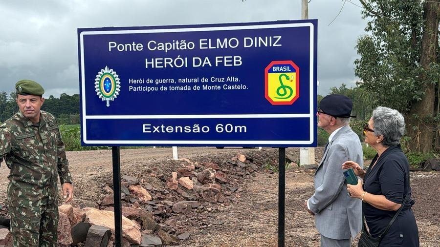 No momento do descerramento da placa estavam o Chefe do Estado Maior do 4&ordm; Grupamento de Engenharia Coronel Br&aacute;ulio de Souza, do  Comandante do 3&ordm; Batalh&atilde;o de Engenharia de Combate Tenente Coronel Humberto Costa, o Capit&atilde;o Elmo Diniz e sua esposa Eunice.