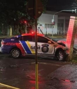 Viatura da Guarda Municipal colidiu contra port&atilde;o ap&oacute;s ocorr&ecirc;ncia que teve policial civil baleado