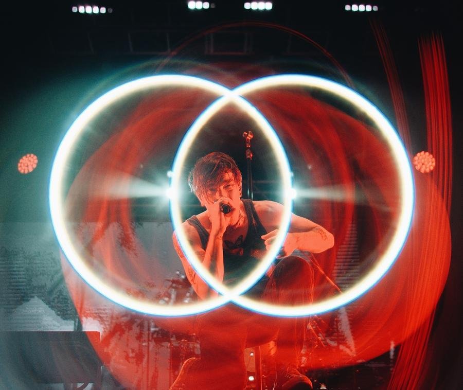 Di Ferrero foi vocalista do NX Zero por quase duas d&eacute;cadas e iniciou a sua carreira solo em 2018