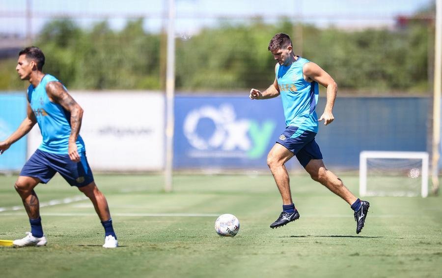 Zagueiro voltou a participar de atividades com bola ap&oacute;s meses de recupera&ccedil;&atilde;o