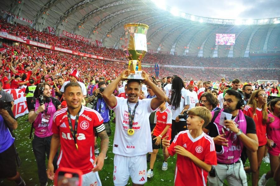Jogadores comemoram a quebra de um jejum colorado que j&aacute; durava nove anos