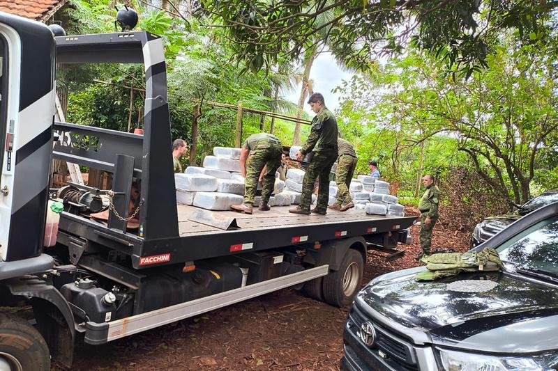 Foram apreendidos 2.015 quilos de maconha, 210 quilos de haxixe, um fuzil, 1.675 muni&ccedil;&otilde;es de calibre 7.62 e 200 muni&ccedil;&otilde;es de calibre 5.56