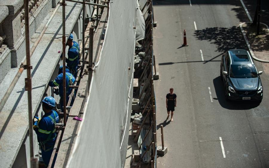 Enquanto obra acontece na constru&ccedil;&atilde;o hist&oacute;rica do Centro de Porto Alegre, pedestres precisam desviar pela avenida Borges de Medeiros