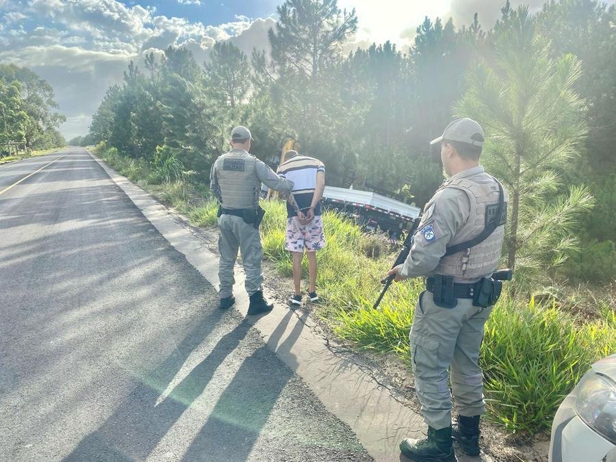 Homem furtou caminh&atilde;o, saiu da pista e colidiu contra &aacute;rvore
