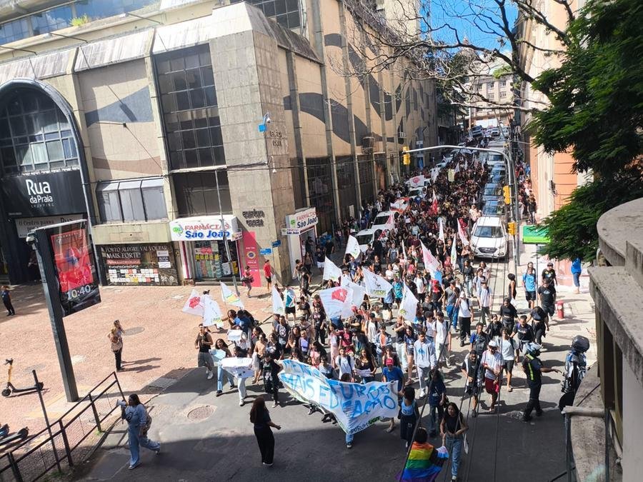 Estudantes protestaram contra juros altos e aumento nas passagens com carro de som, faixas e bandeiras
