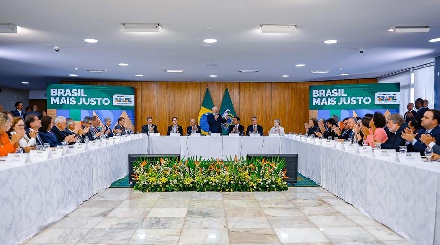 Lula: "Estamos falando que 141 mil brasileiros que ganham acima de R$ 600 mil, acima de R$ 1 milh&atilde;o por ano, v&atilde;o contribuir para que 10 milh&otilde;es de pessoas n&atilde;o paguem Imposto de Renda"