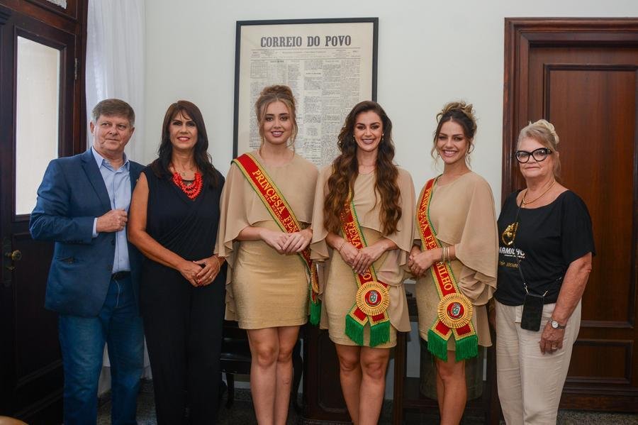 A comiss&atilde;o organizadora da 21&ordf; Fenamilho Internacional de Santo &Acirc;ngelo em visita ao Correio do Povo.
