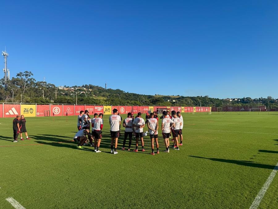 Roger Machado conversou com o grupo antes do treino desta quinta-feira no CT Parque Gigante
