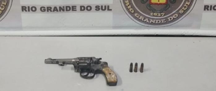 Rev&oacute;lver foi apreendido com suspeito de feminic&iacute;dio em Rio Grande