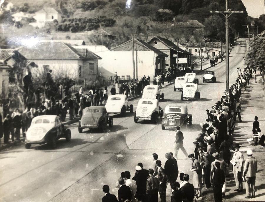 Um evento que movimentava bastante o bairro Tristeza eram as corridas de carro, mais conhecidas como &ldquo;corridas de baratinhas&rdquo;