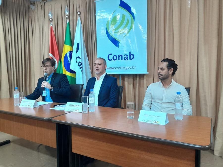 Da esquerda para direita, o superintendente regional da Conab no Rio Grande do Sul, Glauto Lisbo Melo J&uacute;nior, o presidente da estatal, Edegar Pretto, e o gerente de Produtos Agropecu&aacute;rios, S&eacute;rgio dos Santos J&uacute;nior