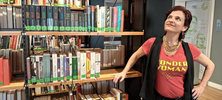 A jornalista e produtora cultural Fl&aacute;via Cunha promove oficina 'Como Publicar Seu Primeiro Livro'