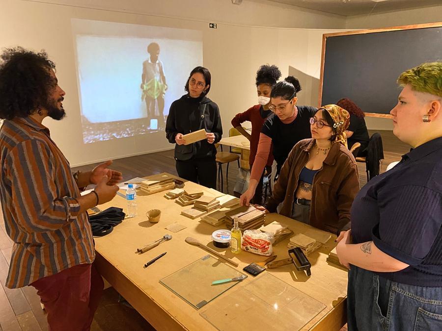 Registro mostra o artista Henrique Pasqual interagindo com visitantes durante a&ccedil;&atilde;o educativa da exposi&ccedil;&atilde;o Desaprumos, de 2022, no Espa&ccedil;o For&ccedil;a e Luz.
