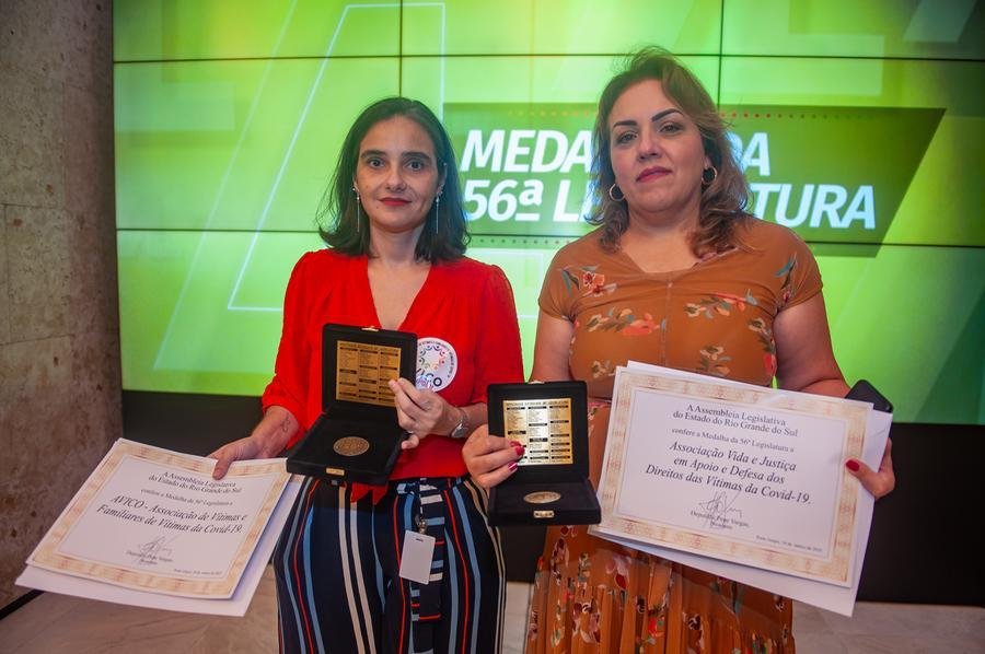 Em alus&atilde;o ao Dia Estadual em Homenagem &agrave;s V&iacute;timas da Covid-19, a Medalha da Legislatura foi entregue para a Associa&ccedil;&atilde;o das V&iacute;timas e Familiares de V&iacute;timas de Covid-19 (Avico Brasil) e para a Associa&ccedil;&atilde;o Vida e Justi&ccedil;a | Paola Falceta, vice-presidenta de Sa&uacute;de da Avico, e Ros&acirc;ngela Dornelles, coordenadora nacional da Associa&ccedil;&atilde;o Vida e Justi&ccedil;a