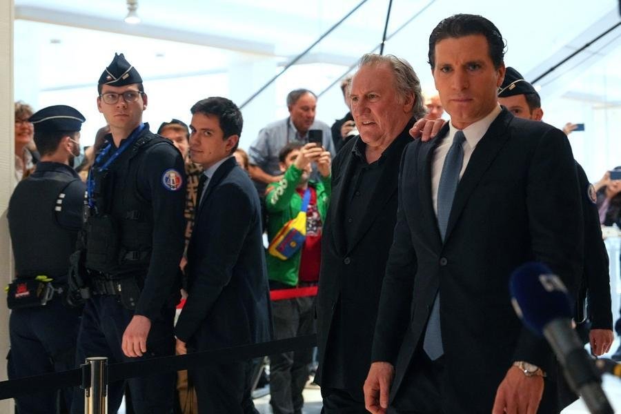 O ator franc&ecirc;s Gerard Depardieu caminha com seu advogado Jeremie Assous ao chegar para a abertura de seu julgamento