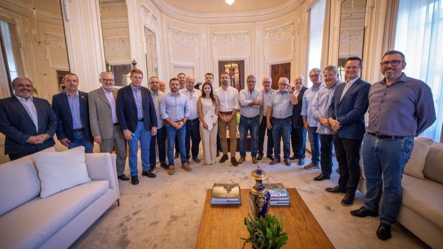 Ficou definido que uma articula&ccedil;&atilde;o pol&iacute;tica ampla ser&aacute; intensificada para avan&ccedil;ar com as propostas. A ideia &eacute; buscar apoio com diferentes setores que possam contribuir para a aprova&ccedil;&atilde;o das medidas necess&aacute;rias