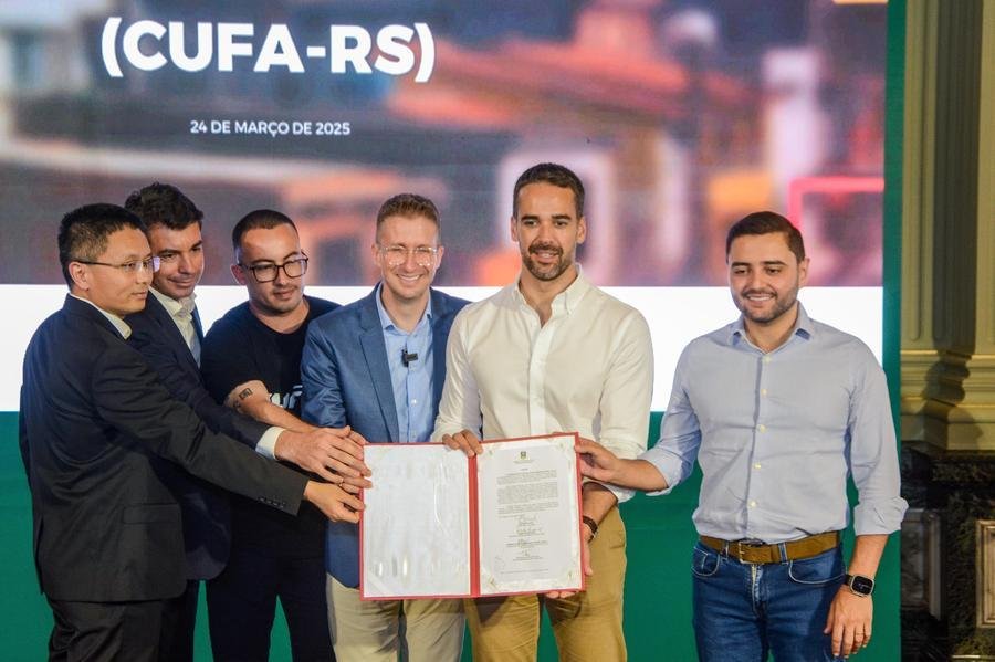 Assinaram o termo de colabora&ccedil;&atilde;o o governador Eduardo Leite, o vice-governador Gabriel Souza, o secret&aacute;rio de Desenvolvimento Social (Sedes), Beto Fantinel, o diretor da Rio Grande Energia (RGE), Ricardo Dalan e o presidente da Central &Uacute;nica das Favelas (CUFA-RS), J&uacute;nior Torres.