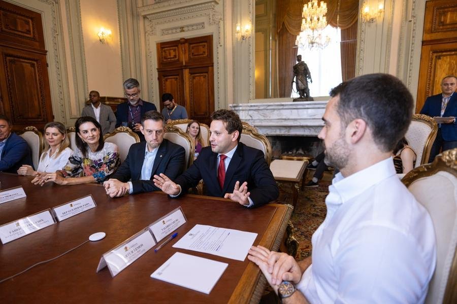 O c&ocirc;nsul-geral da It&aacute;lia no Estado, Valerio Caruso, representantes do consulado italiano e da C&acirc;mara It&aacute;lia-Brasil se reuniram com o governador Eduardo Leite