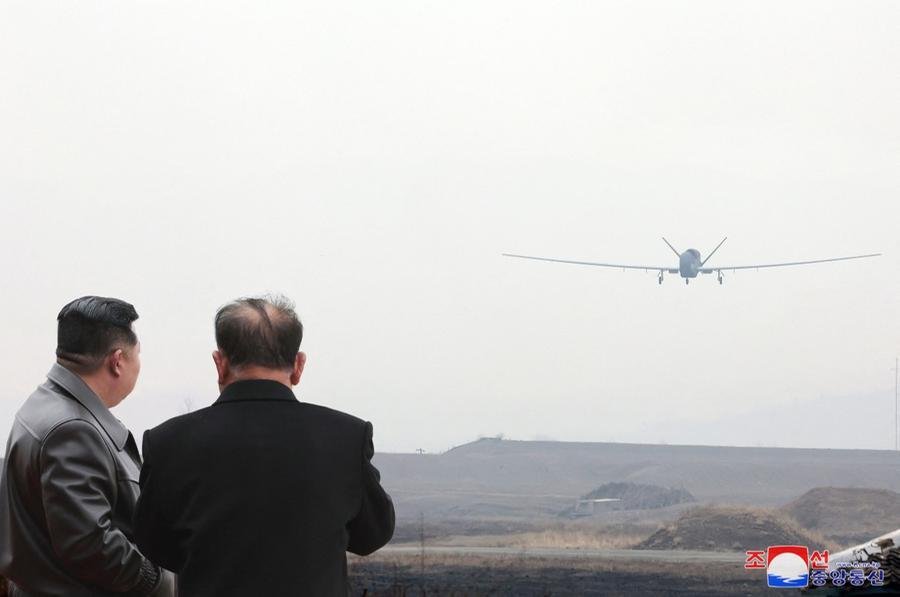 Kim Jong Un supervisionou o teste de novos drones suicidas e de reconhecimento que incluem tecnologia de Intelig&ecirc;ncia Artificial