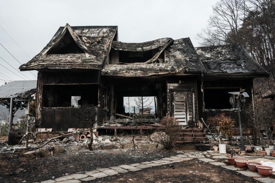 Inc&ecirc;ndio for&ccedil;ou a fuga &agrave;s pressas de 27.000 pessoas