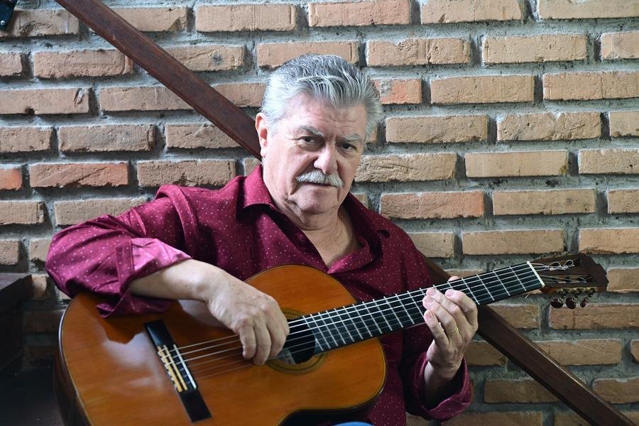 Eduardo Casta&ntilde;era nasceu em Buenos Aires, em 1956, e foi premiado em diversos concursos de viol&atilde;o internacionais