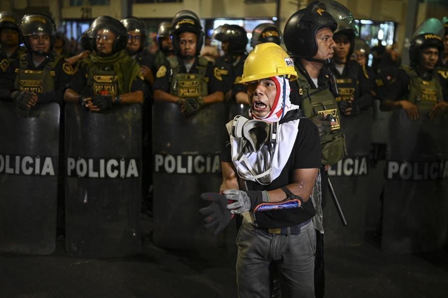 Dois protestos ocorreram na sexta no Peru