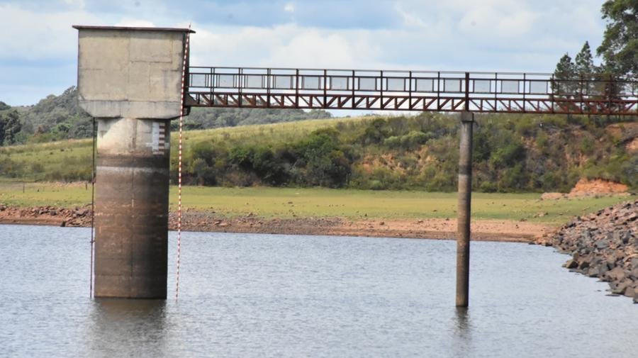 A decis&atilde;o foi tomada ap&oacute;s a Sanga Rasa, principal barragem da cidade  chegou neste domingo &agrave; 5,15m negativos.