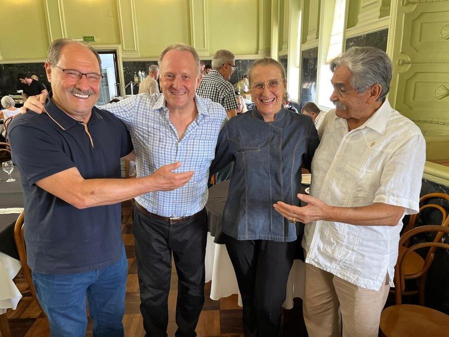 Os ex-governadores Jos&eacute; Ivo Sartori e Ol&iacute;vio Dutra foram homenagear M&aacute;rcia e Elton Pivatto (C) no Pal&aacute;cio do Com&eacute;rcio