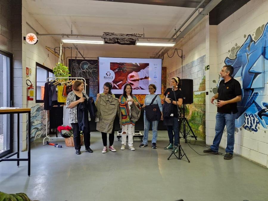 Durante o lan&ccedil;amento foram mostradas as pe&ccedil;as de roupa que ser&atilde;o criada durante o curso a partir da reciclagem de uniformes