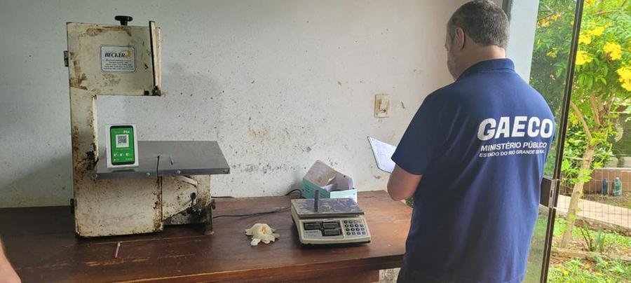 Agentes cumpriram mandados e apreenderam diversos alimentos impr&oacute;prios
