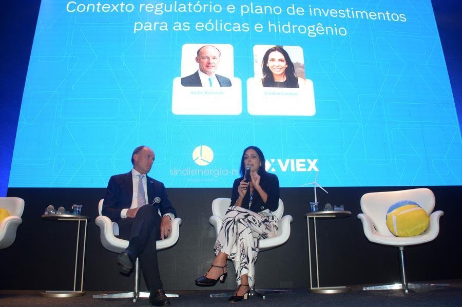 Semin&aacute;rio  "Wind of Change" para investidores em Energias E&oacute;licas.
Daniela Cardeal, Presd do Sindienergia-RS (dir) e Andr&eacute; Driessen, Embaixador do Reino dos Pa&iacute;ses Baixos no Brasil (esq)