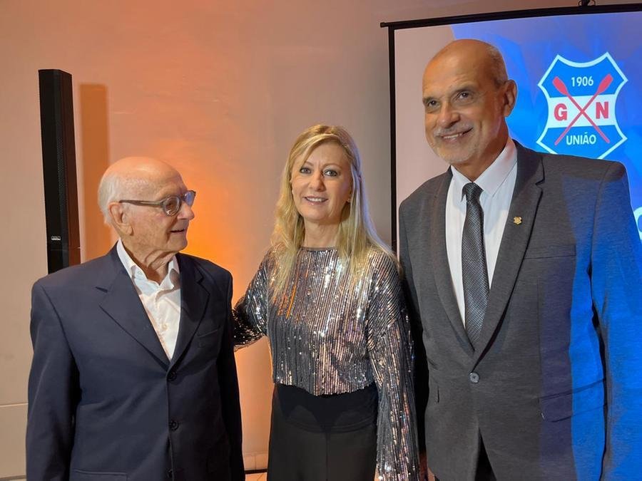 O centen&aacute;rio Anton Karl Biedermann com a vice-prefeita de Porto Alegre, Betina Worm, e Ricardo Rodrigues Alves, presidente do Gr&ecirc;mio N&aacute;utico Uni&atilde;o