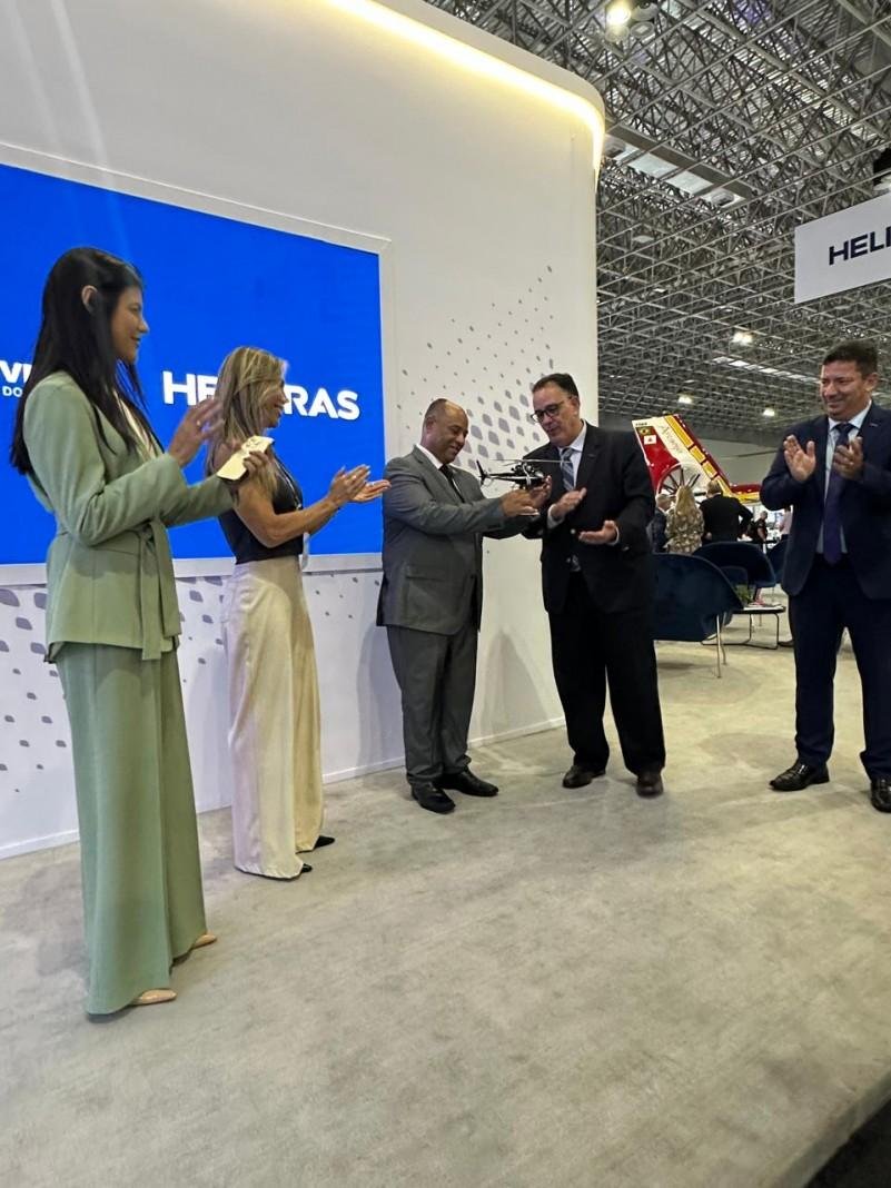 Delegado Fernando Ant&ocirc;nio Sodr&eacute; de Oliveira recebeu a entrega de uma maquete do helic&oacute;ptero modelo AS 350 B3E