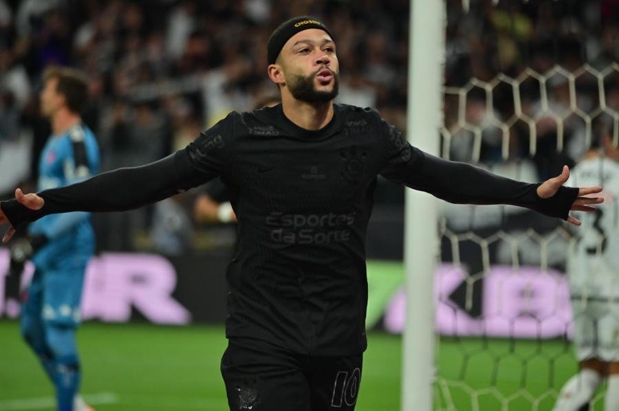 Corinthians d&aacute; show em noite de gala de Memphis e Yuri