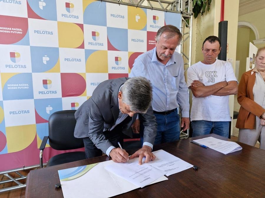 O contrato foi assinado pelo prefeito Fernando Marroni, o diretor presidente do Sanep, Ellemar Wojahn e os representantes das empresas que realizam a obra
