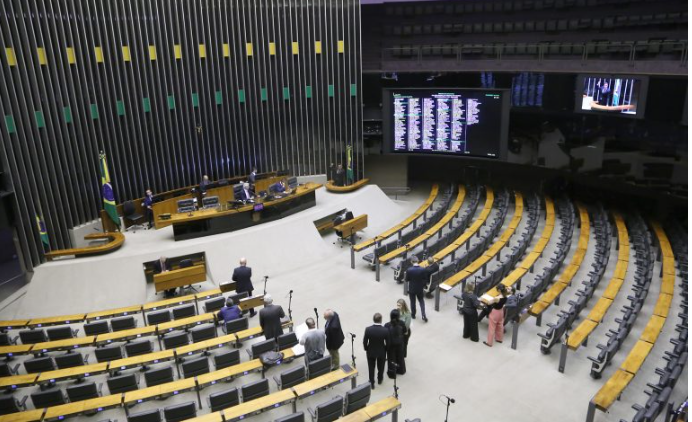 Plen&aacute;rio da C&acirc;mara tem 24 projetos em pauta