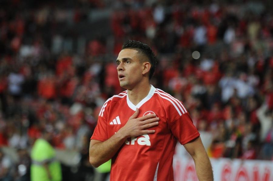 Borr&eacute; entrou para anotar gol