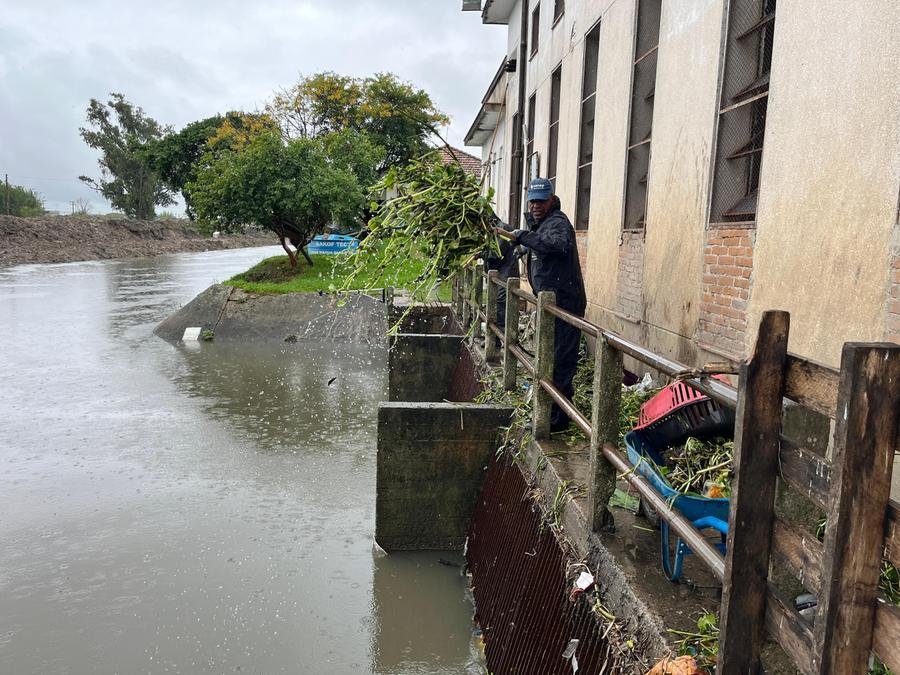 Na chuva mais recente na &uacute;ltima semana, o Sanep realizou um trabalho de limpeza na casas de bombas para evitar novos alagamentos