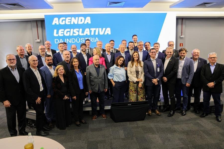Deputados participaram hoje da entrega da agenda legislativa da ind&uacute;stria pela Fiergs
