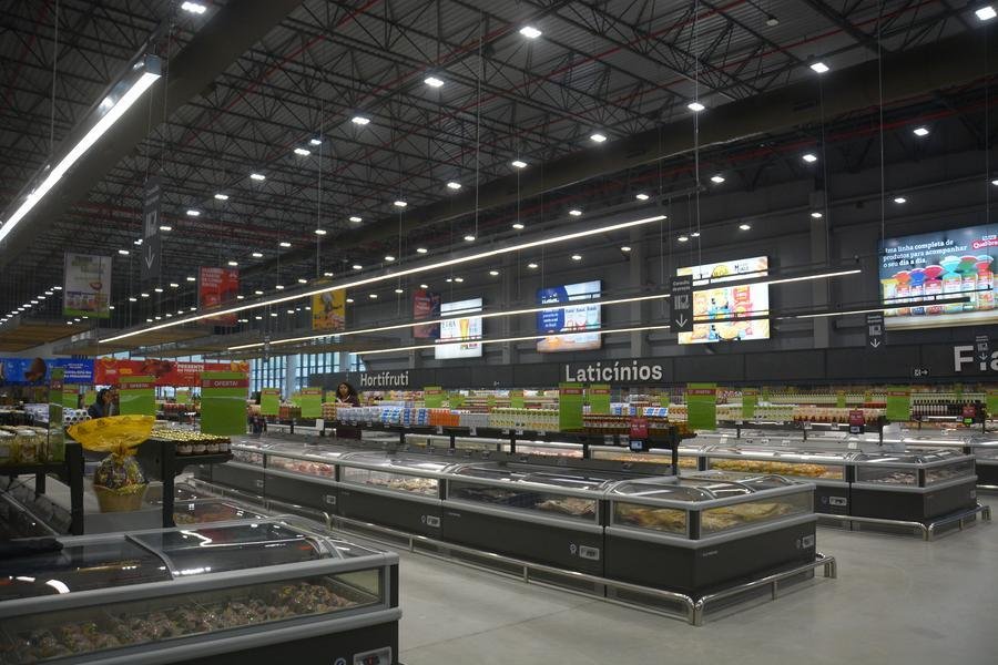 Ter&aacute; padaria e rotisseria com alimentos prontos