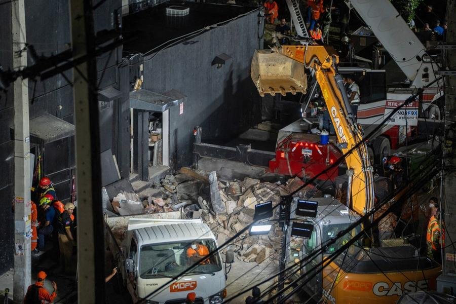 Guindaste do setor de constru&ccedil;&atilde;o auxiliava na remo&ccedil;&atilde;o dos escombros.