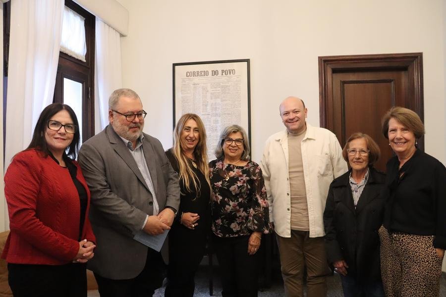 Comitiva do Centro Calabrese, formada por Filomena Feoli, Carmela Rosito Bruno, Teresa Carmela Motta, Carmela Rizzo da Silva, Maria Cristina Graziadio Fortedo em visita ao Correio do Povo, junto ao diretor de jornalismo do jornal, Telmo Flor e ao presidente, Marcelo Dantas.