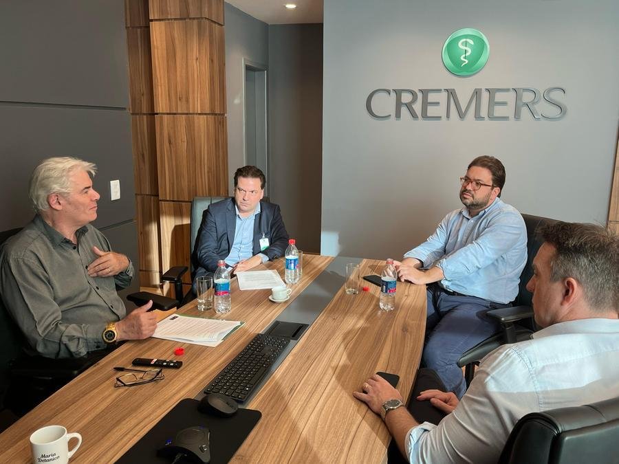 Presidente do Cremers Eduardo Neubarth Trindade recebeu o diretor t&eacute;cnico do hospital, S&eacute;rgio Ruffin